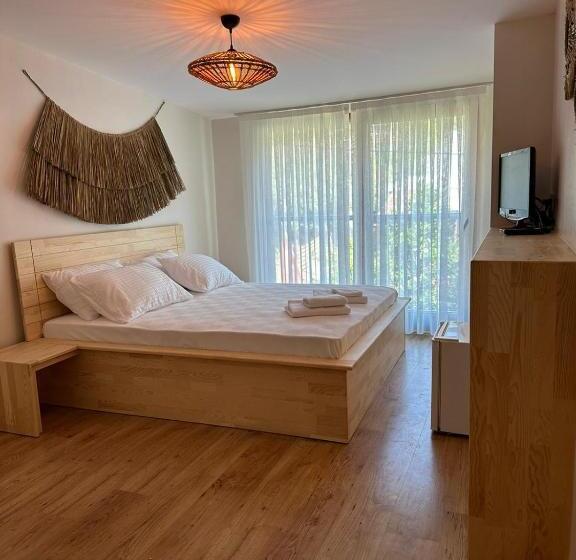 ホテル The Roof Ada