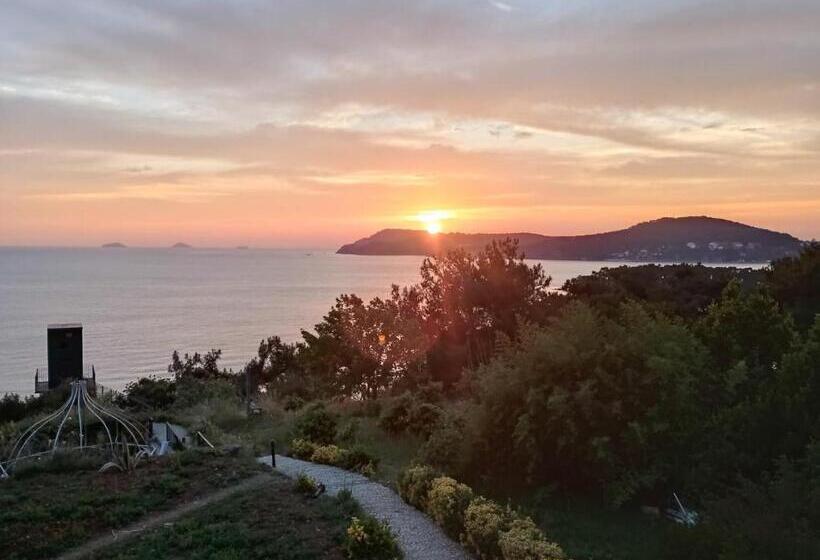 ホテル The Roof Ada