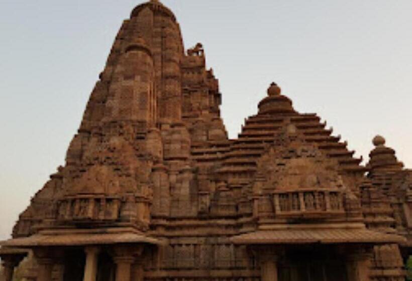 Отель Yogi Lodge , Khajuraho