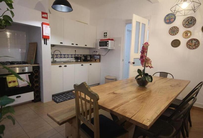 پانسیون Nautic M1 R2   Classy & Cozy Double Room With Shared Bathroom In Marques Pombal