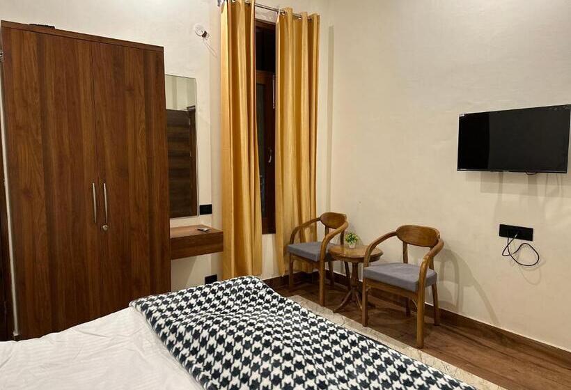 ペンション F S Kasauli