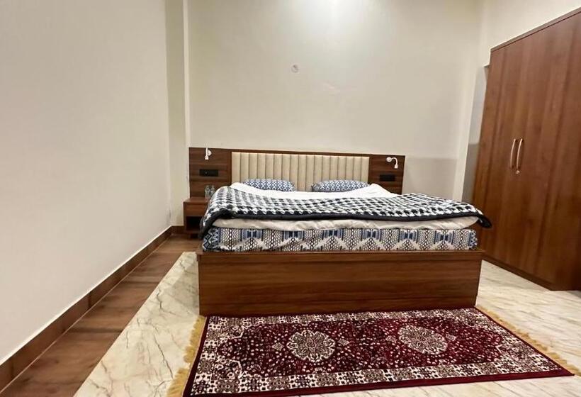 ペンション F S Kasauli