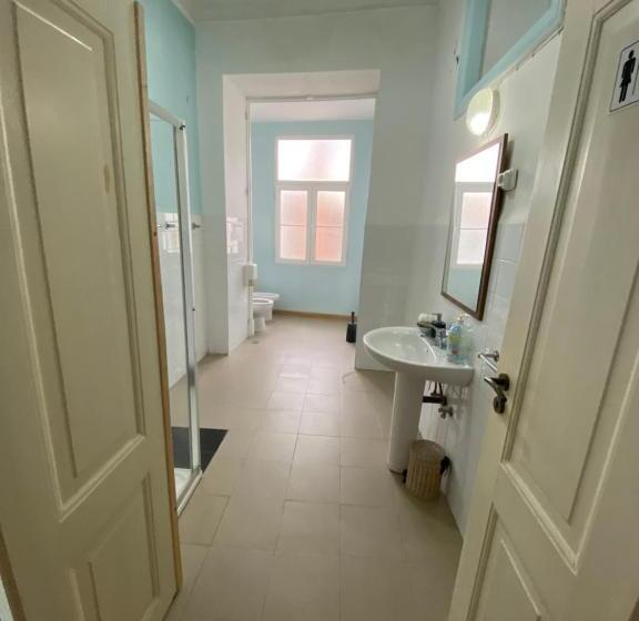 پانسیون Modern Chiado 6   Standard Double Room With No Window And Shared Bathroom