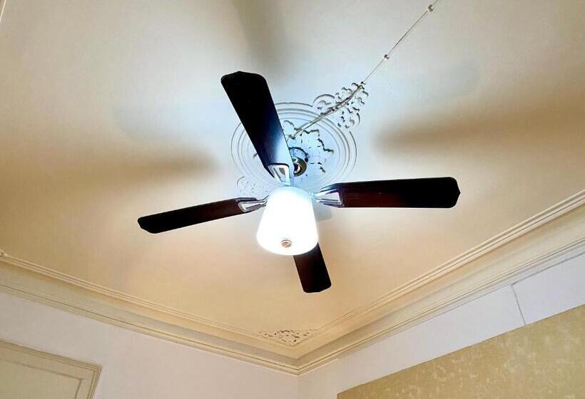 پانسیون Modern Chiado 6   Standard Double Room With No Window And Shared Bathroom