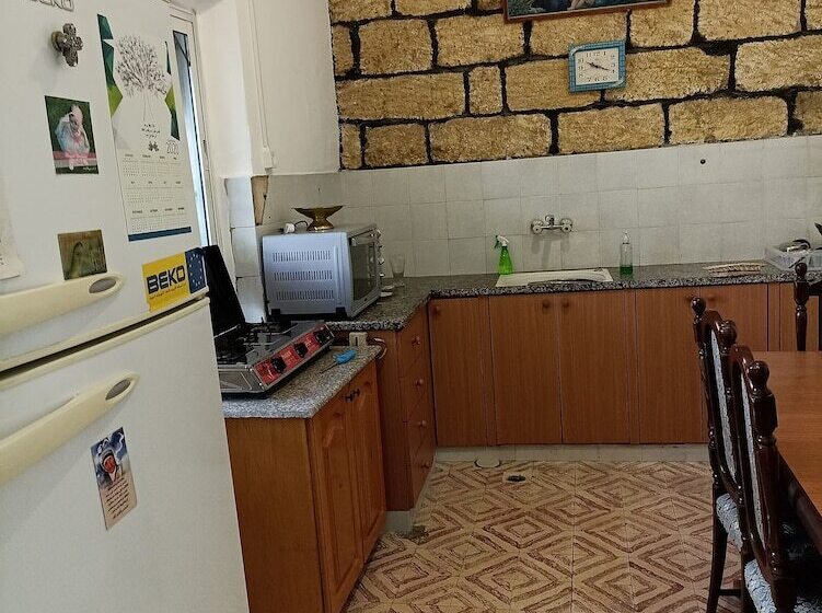 تختخواب و صبحانه Issa's House