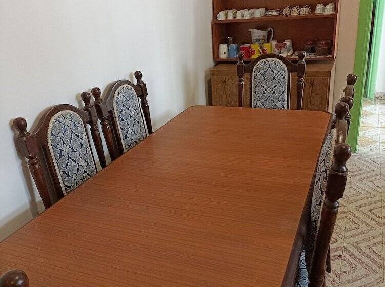 تختخواب و صبحانه Issa's House