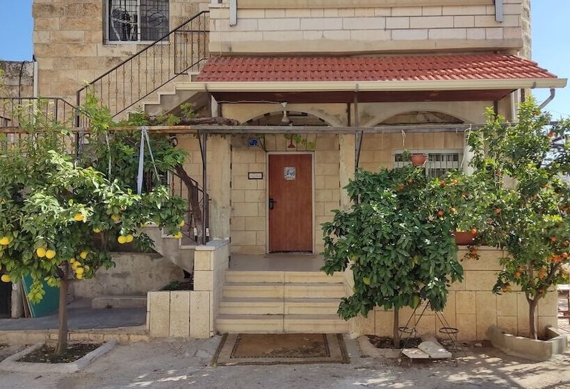 تختخواب و صبحانه Issa's House