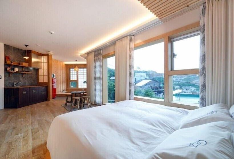 Groove In Cafe Pension