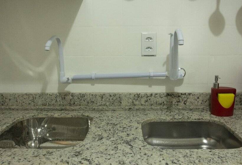 פונדק Fernanda  Aide