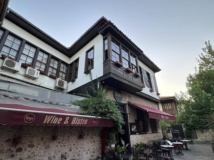 مسافرخانه Grace Lounge Premium