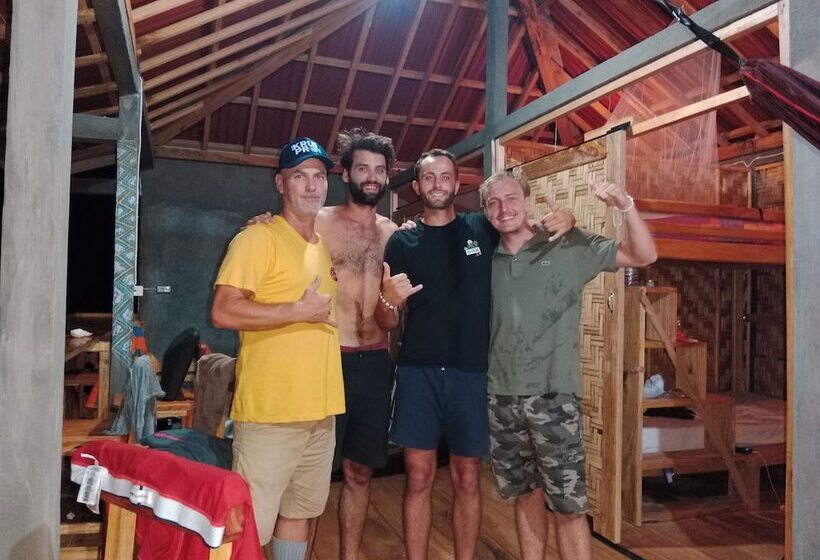 簡易ホテル Rumah Nalu Surf Camp