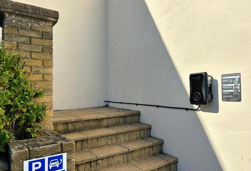 בית מלון כפרי Bay View   Seafront, Sandown   Free Car Ferry