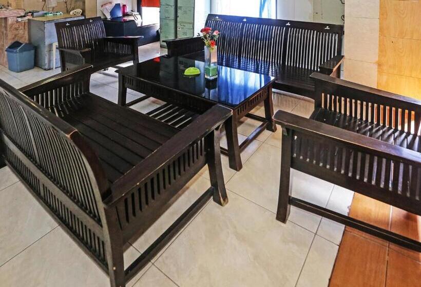 בית מלון כפרי Ciputat By Oyo