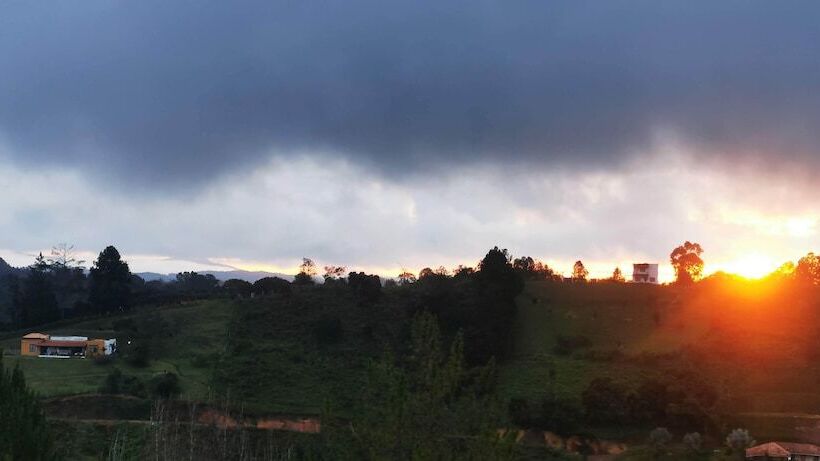 فندق Container & Hobbit Glamping