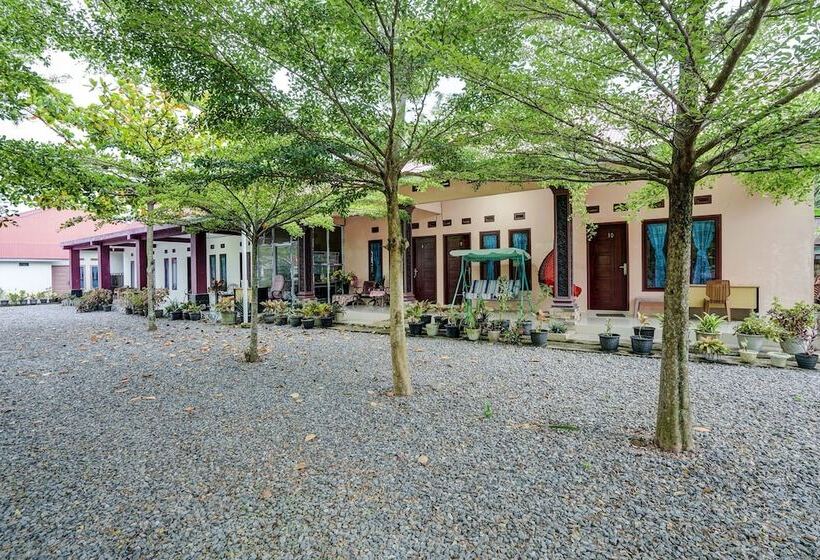 Отель Efniati Homestay Syariah By Oyo