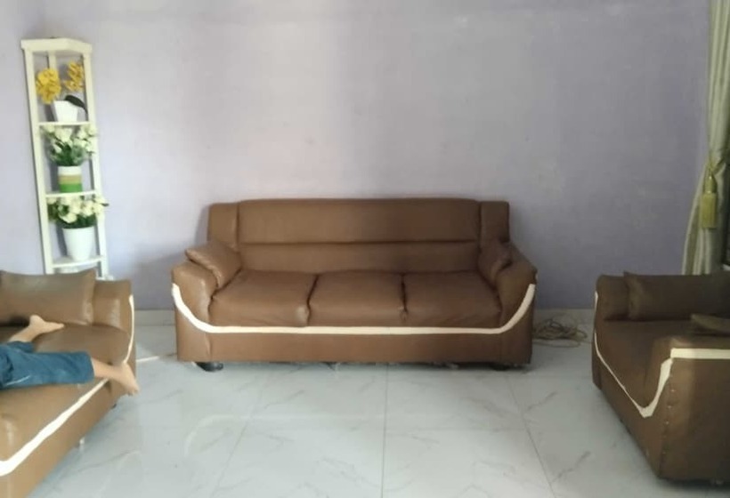 בית מלון כפרי Express O 91938 Grace Kost & Hostel