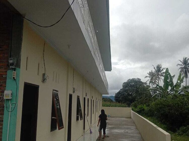 בית מלון כפרי Express O 91938 Grace Kost & Hostel