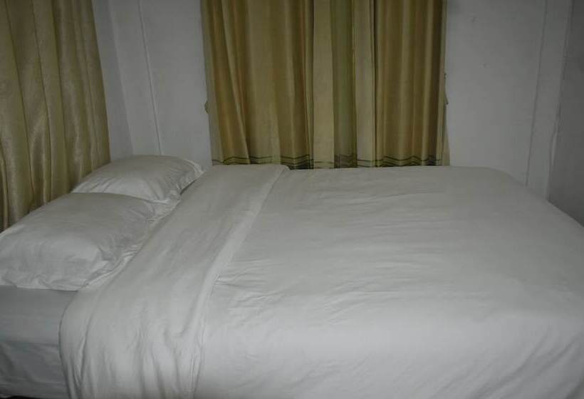 ホテル Four G Homestay & Komodo Tour