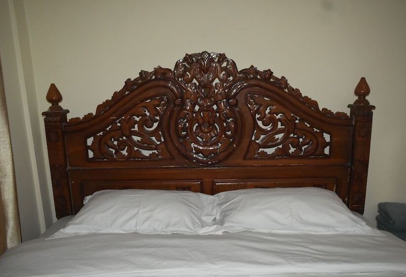 هتل Four G Homestay & Komodo Tour