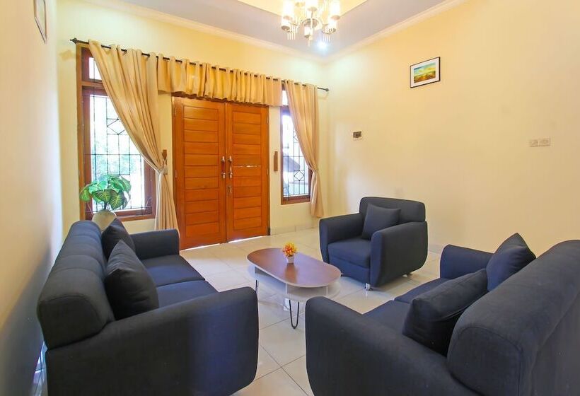 Отель Kemuning Guesthouse By Oyo