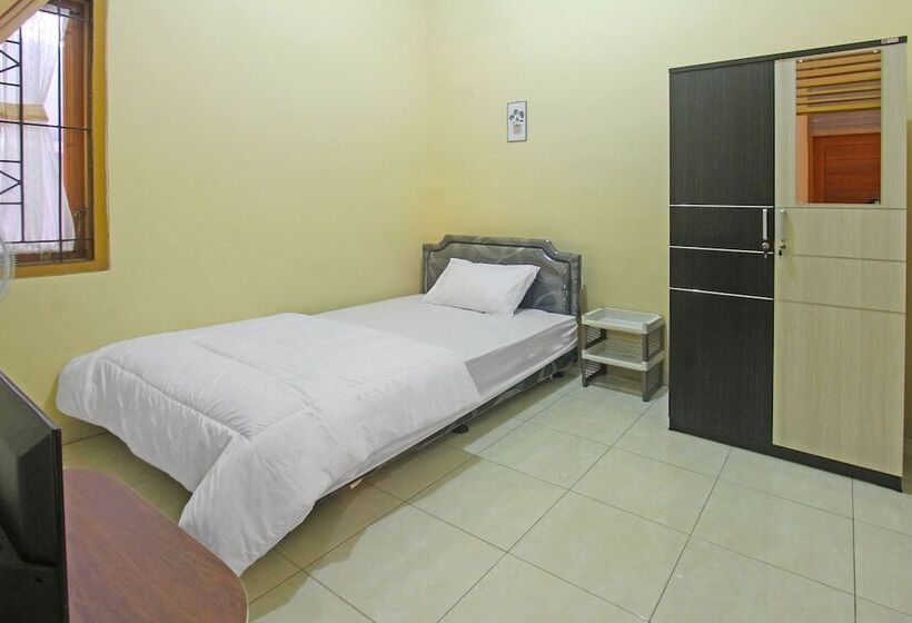 Отель Kemuning Guesthouse By Oyo