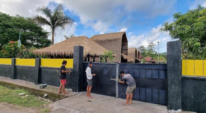 בית מלון כפרי Mahkota Atia Bungallow