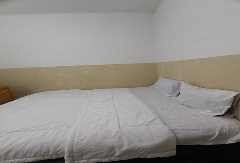 فندق Merah House By Oyo