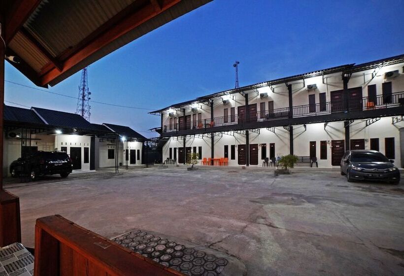 בית מלון כפרי Oyo 90618 Hanania House Syariah