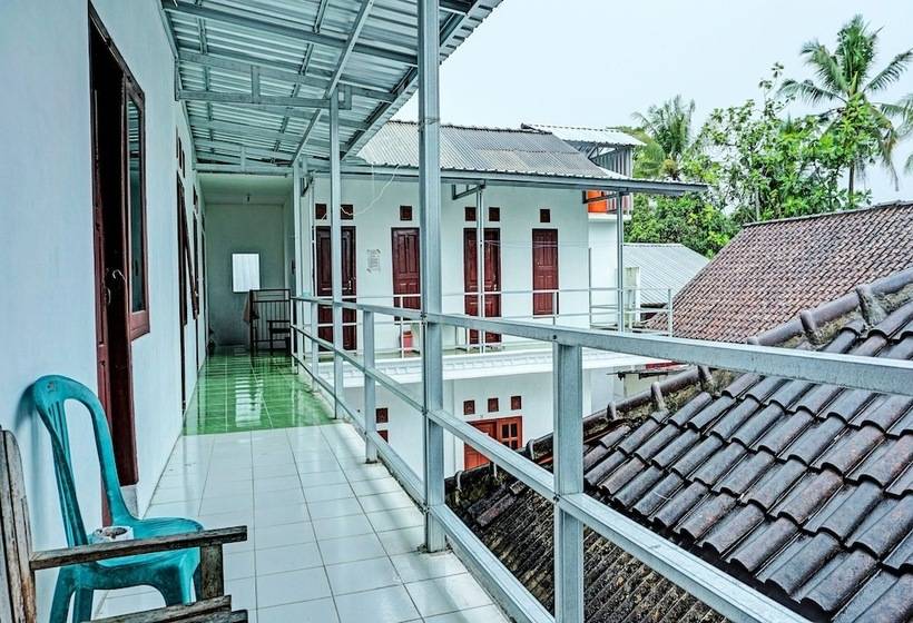 בית מלון כפרי Sahabat Kost Syariah Pacitan By Oyo