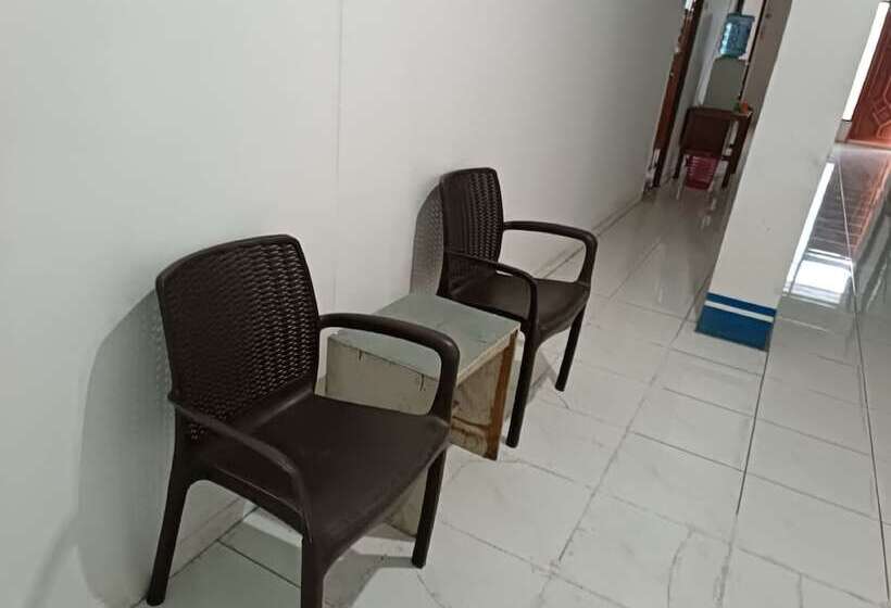 ホテル Spot On 92458 Azeela Kost Syariah