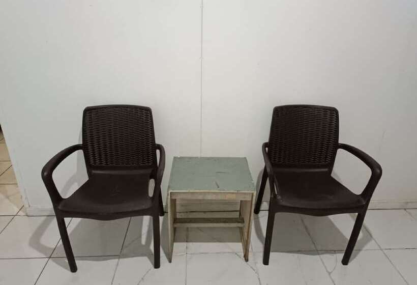 ホテル Spot On 92458 Azeela Kost Syariah