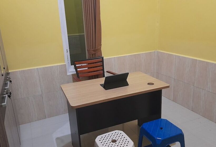 ホテル Spot On 92458 Azeela Kost Syariah