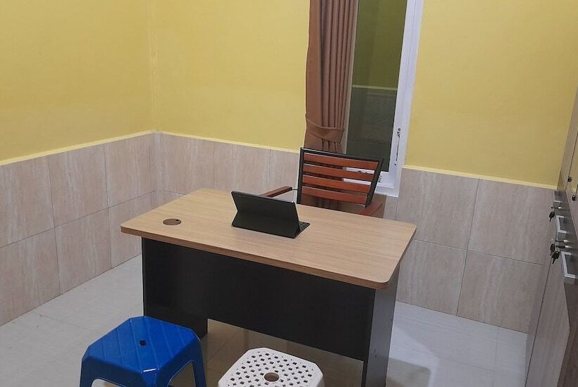 ホテル Spot On 92458 Azeela Kost Syariah