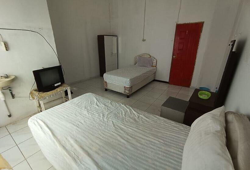 ホテル Spot On 92458 Azeela Kost Syariah