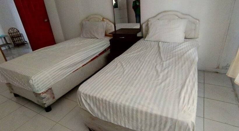 ホテル Spot On 92458 Azeela Kost Syariah