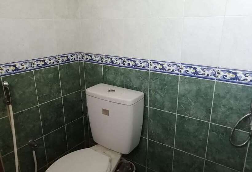 ホテル Spot On 92458 Azeela Kost Syariah