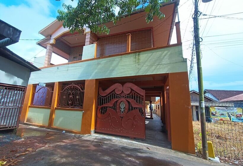 ホテル Spot On 92458 Azeela Kost Syariah