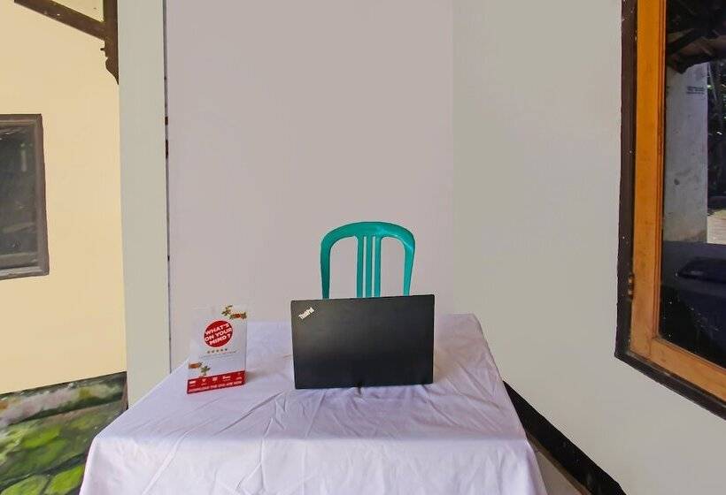 ホテル Spot On 92507 Sukandi Homestay Near The Semeton Homestay