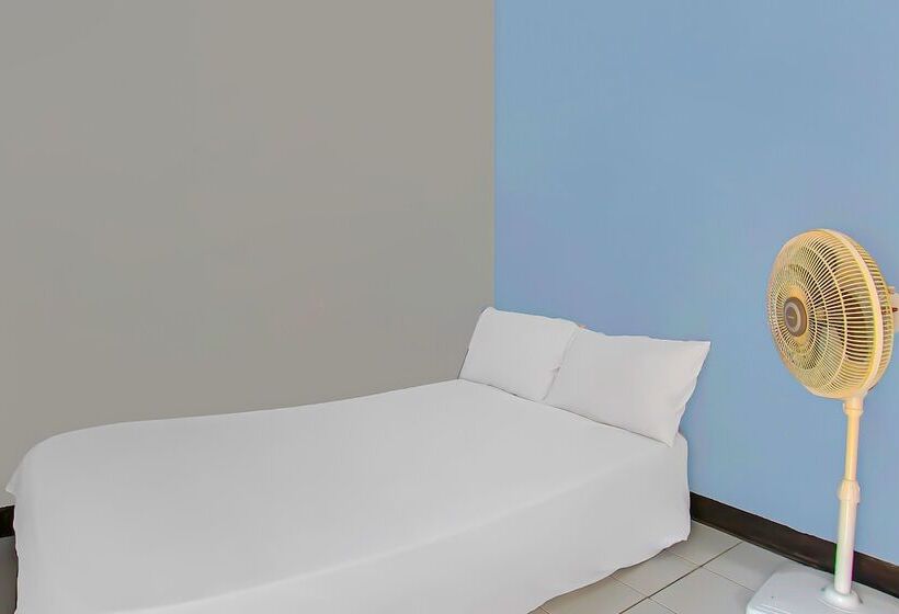 ホテル Spot On 92507 Sukandi Homestay Near The Semeton Homestay