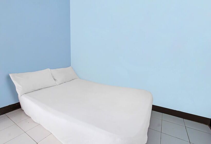 ホテル Spot On 92507 Sukandi Homestay Near The Semeton Homestay