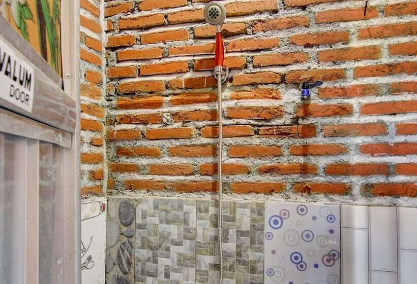 호텔 Spot On 93010 Omah Bareng Syariah