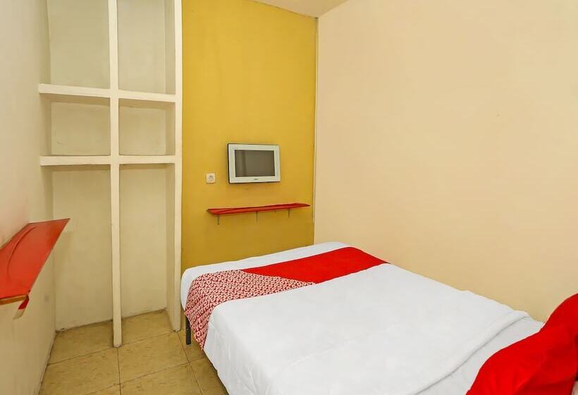 Отель Super Oyo 92262 Backpacker Homestay Cibubur