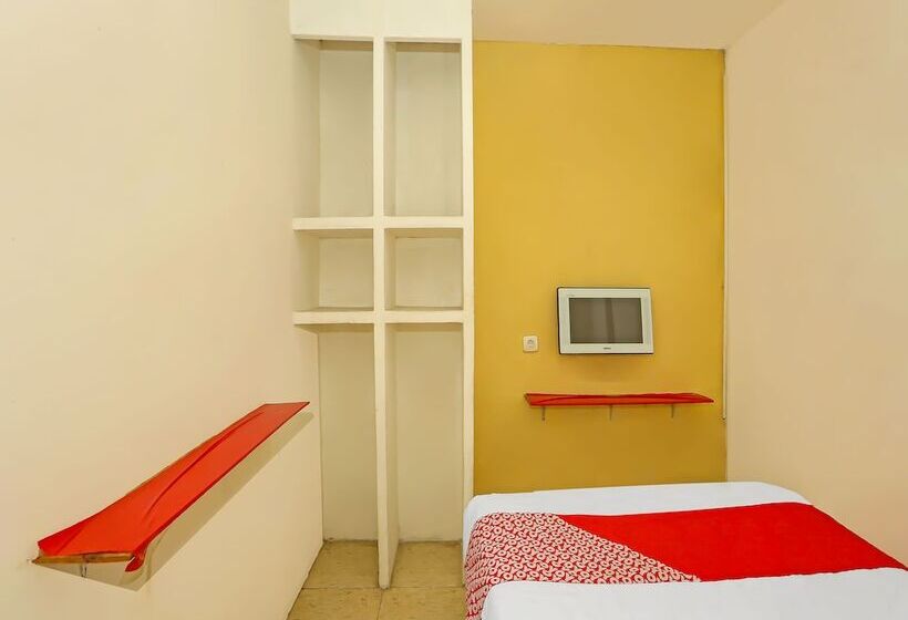 Отель Super Oyo 92262 Backpacker Homestay Cibubur