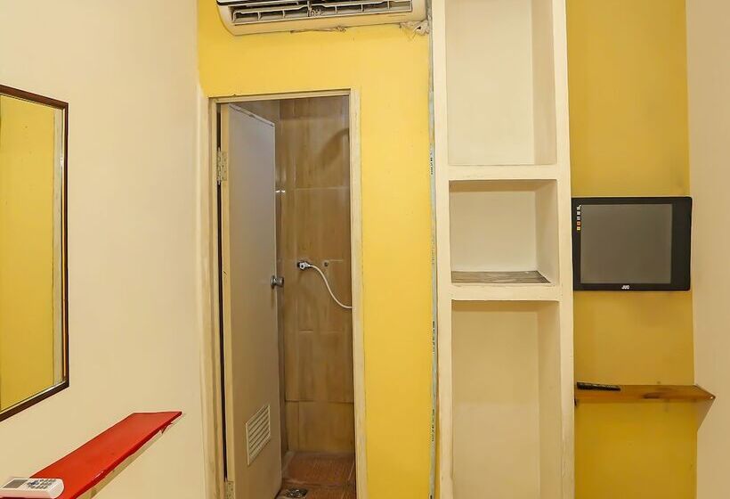 Отель Super Oyo 92262 Backpacker Homestay Cibubur