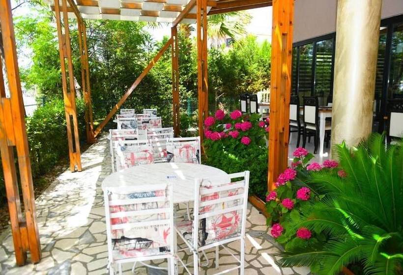 בית מלון כפרי Village By The Sea