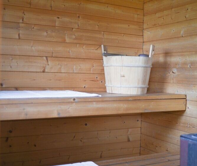 Jackfish Lake Cottages Motel