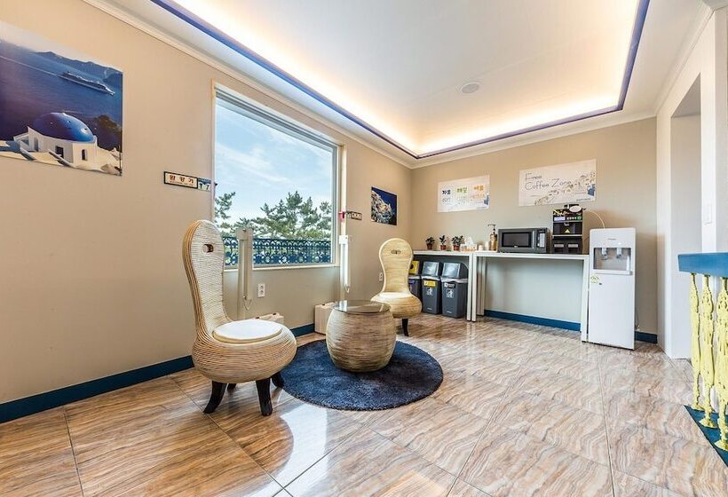 Мотель Gangneung Gyeongpodae Santorini