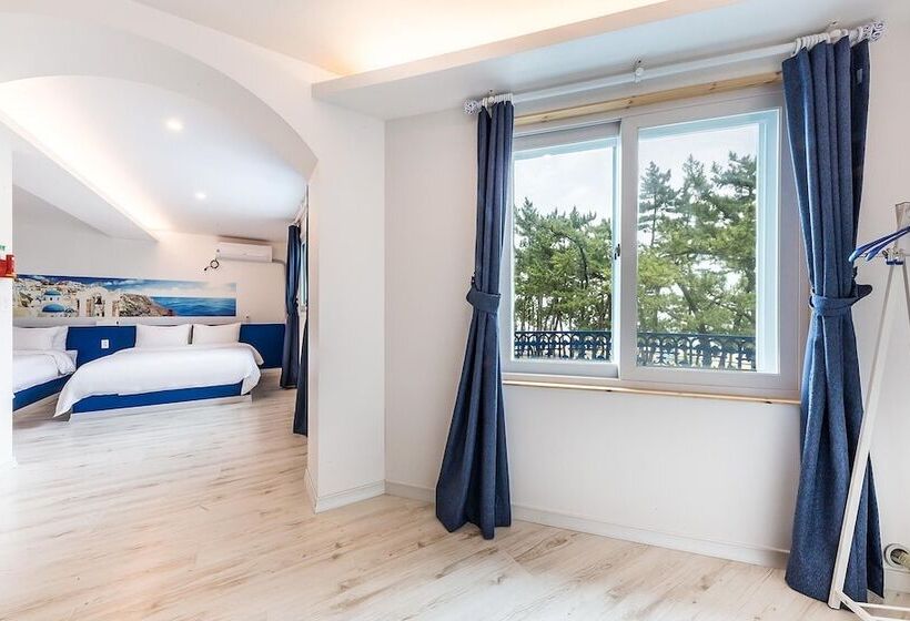 Мотель Gangneung Gyeongpodae Santorini