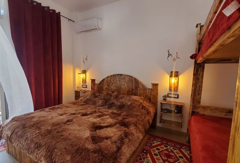 膳宿费 Clockwise Gjirokaster