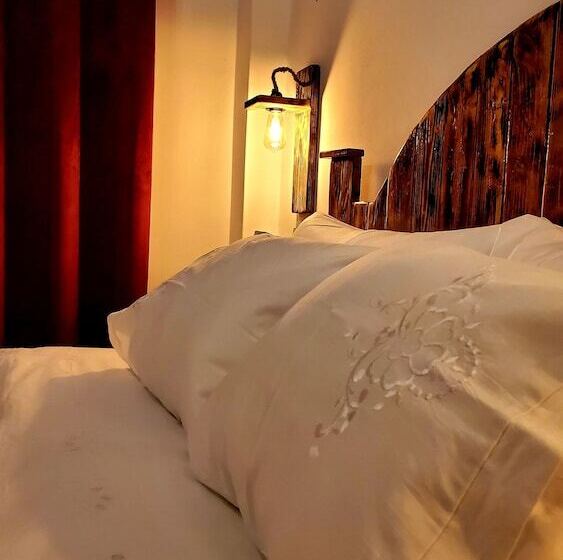 膳宿费 Clockwise Gjirokaster